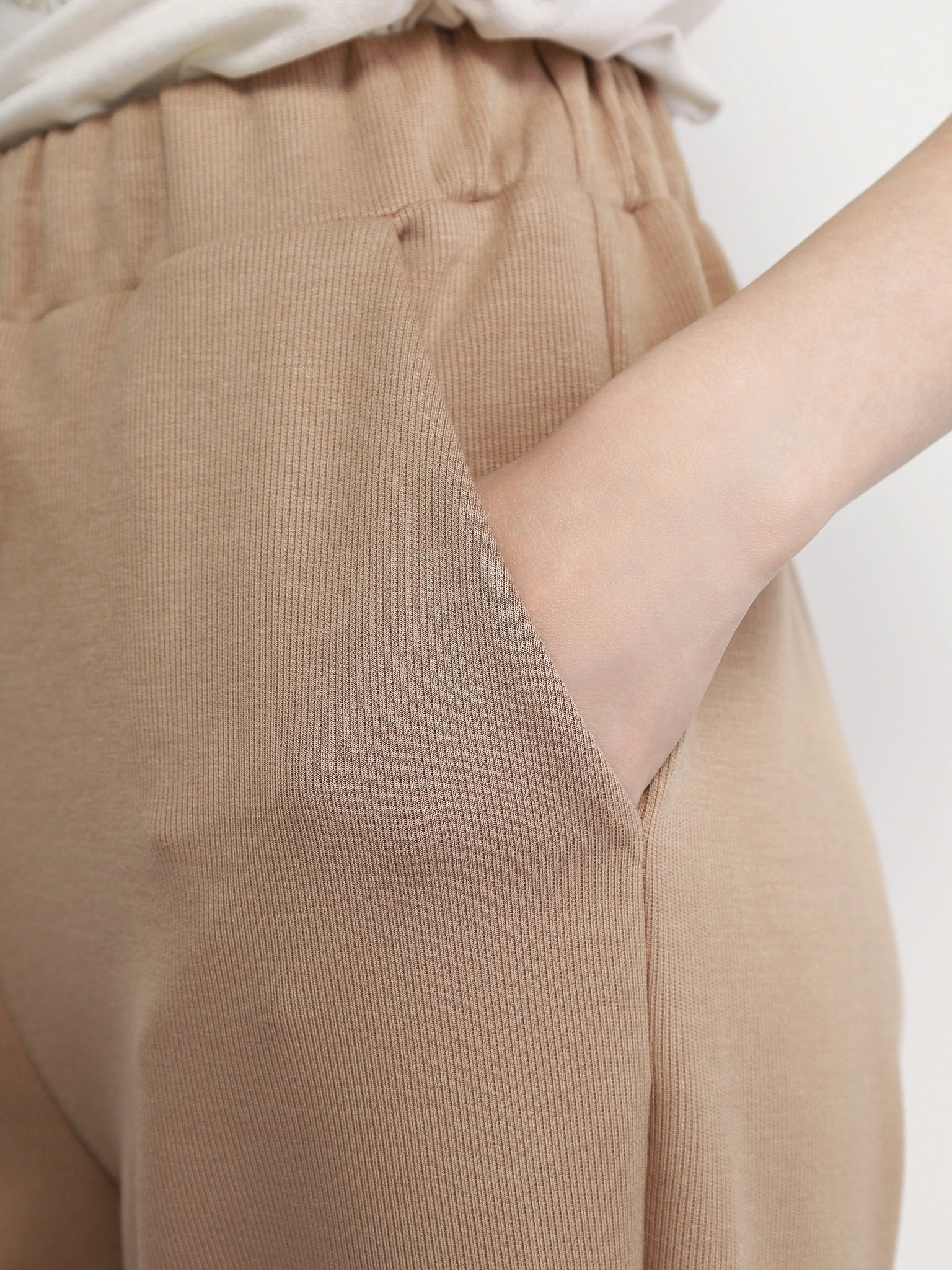 Брюки трикотажные бежевого цвета с эластичным поясом